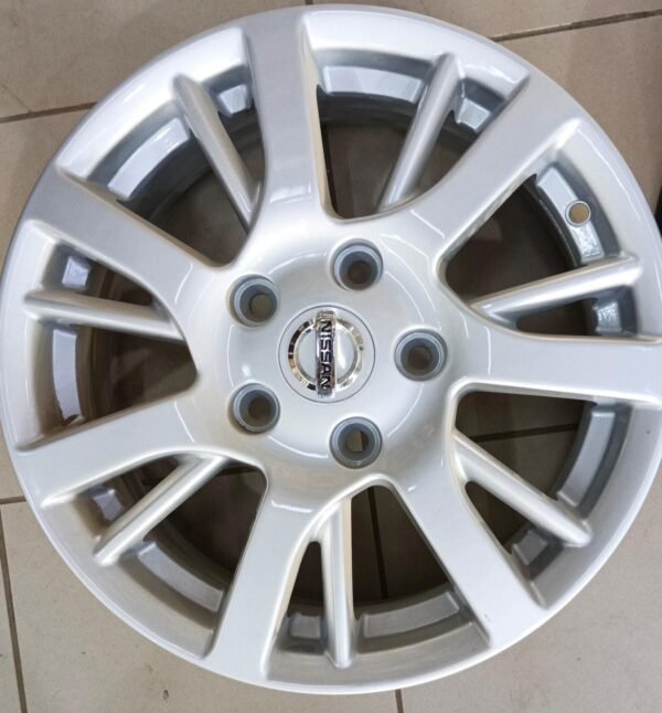 جنط نيسان فضي ميتاليك 5 مسامير (شكل الوكالة) - Nissan Style Silver Metallic Alloy Wheel 5 Lug