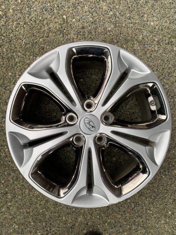 جنط هيونداي سنتافي 2013 أصلي مقاس 17 - Genuine Hyundai Santa Fe 2013 17-Inch Wheel Rim