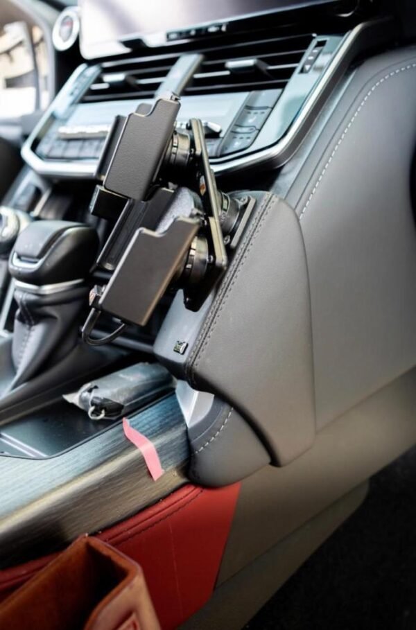قاعدة كونسول جلد لتثبيت الجوال لاندكروزر 2022-2026 أسود كود 3851 بروديت Leather console phone holder for Land