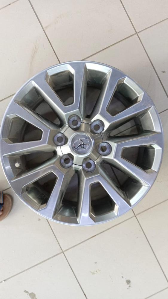 طقم جنوط لاندكروزر VXR و GXR مقاس 18 كروم لامع
