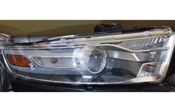 شمعة نور أمامي يمين (جهة الراكب) فورد تورس (2013 - 2016) - تايوانيةFord Taurus Front Right 2013-2016